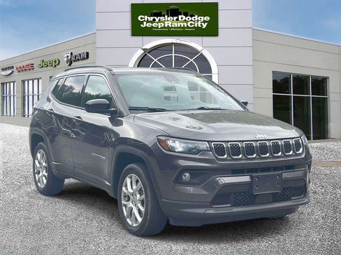 Used 2023 Jeep Compass Latitude w/ Sun and Sound Group AWD/4WD image 4