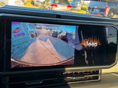 Used 2024 Jeep Wrangler Unlimited Sahara AWD/4WD image 32