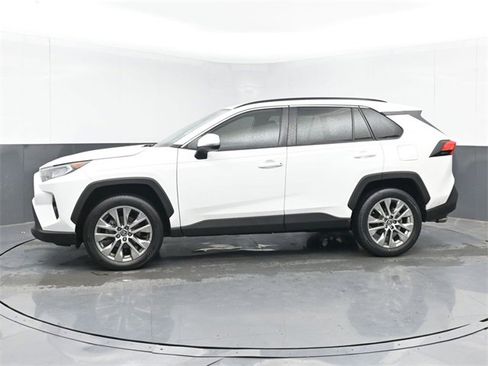 Used 2020 Toyota RAV4 XLE Premium image 4