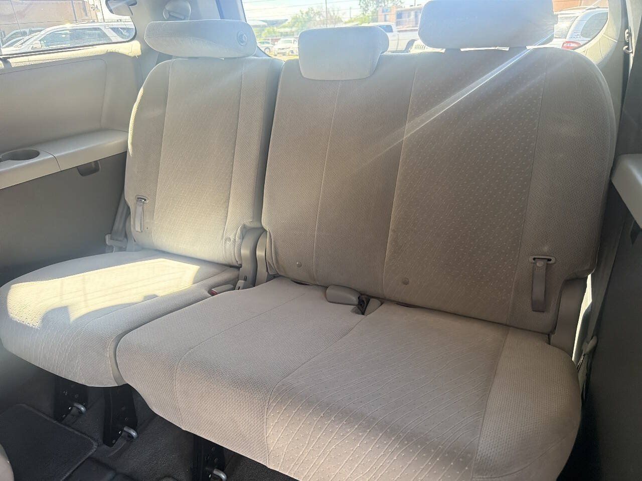 Used 2018 Toyota Sienna LE w/ Carpet Mat Package FWD image 19