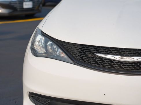 Used 2022 Chrysler Voyager LX FWD image 9