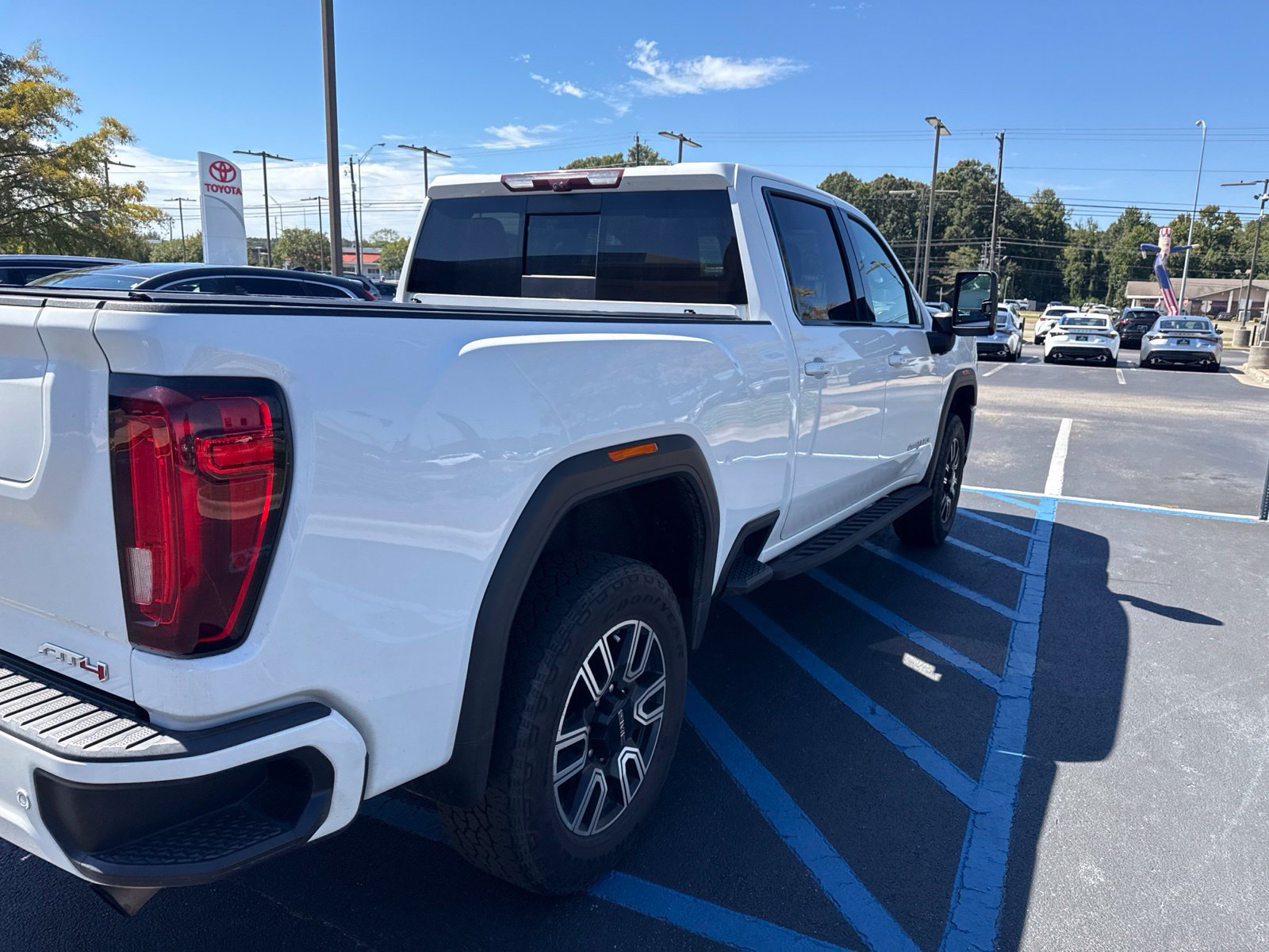 Used 2022 GMC Sierra 2500 AT4 w/ AT4 Premium Plus Package AWD/4WD image 7