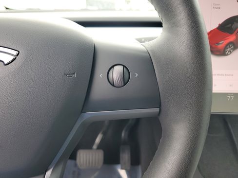 Used 2021 Tesla Model Y Long Range image 25