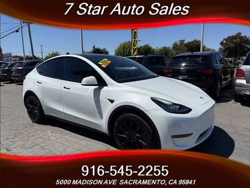 Used 2022 Tesla Model Y Long Range AWD/4WD image 1