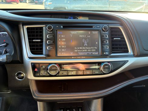 Used 2019 Toyota Highlander XLE image 19