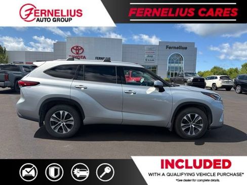 Used 2022 Toyota Highlander XLE AWD/4WD image 2