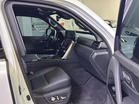 Used 2022 Lexus LX 600 4WD w/ Premium Package image 17