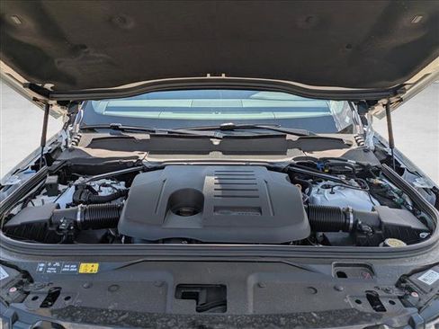 New 2025 Land Rover Discovery Dynamic SE image 17