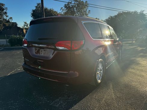 Used 2020 Chrysler Voyager Lxi image 4