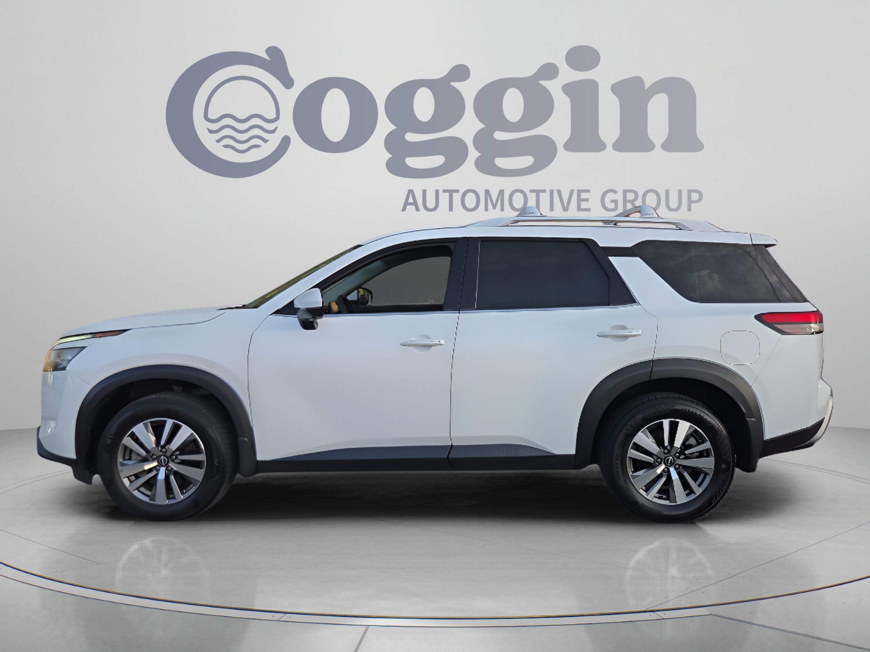 Used 2025 Nissan Pathfinder SL FWD image 2