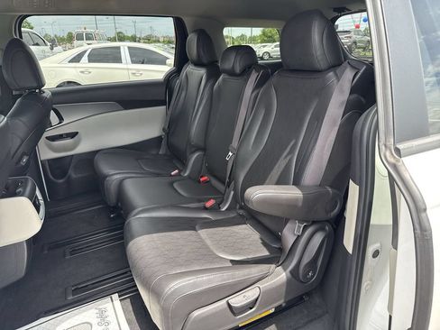 Used 2022 Kia Carnival LX FWD image 20