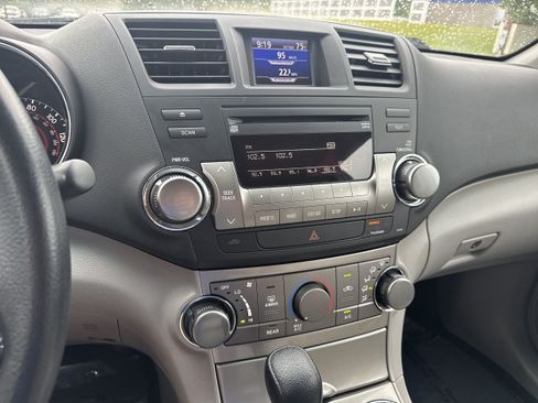 Used 2012 Toyota Highlander FWD w/ Tech Pkg image 16