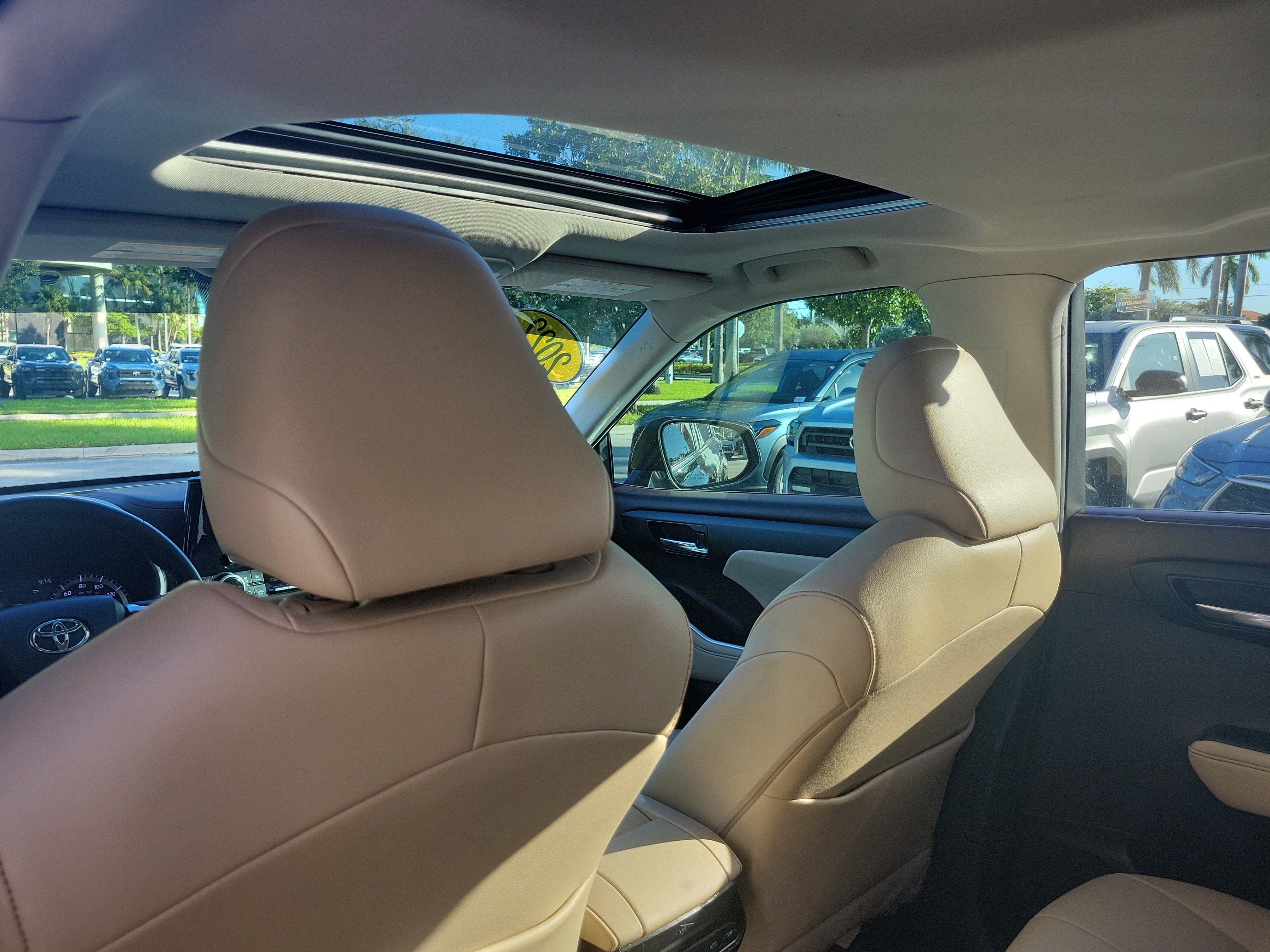 Used 2022 Toyota Highlander XLE FWD image 18