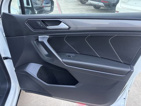 Used 2024 Volkswagen Tiguan SE image 33