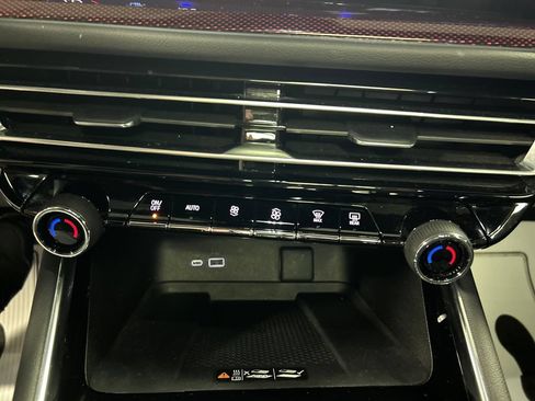 Used 2024 Chevrolet Traverse Z71 AWD/4WD image 19