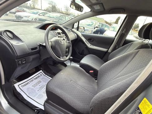 Used 2010 Toyota Yaris 4-Door Hatchback image 9
