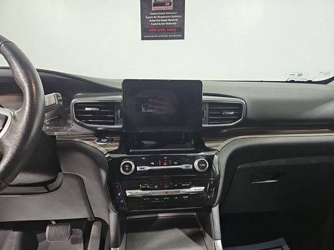 Used 2021 Ford Explorer Limited w/ Equipment Group 301A AWD/4WD image 19