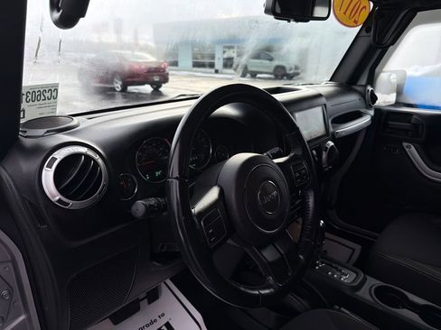 Used 2017 Jeep Wrangler Unlimited Sahara image 13