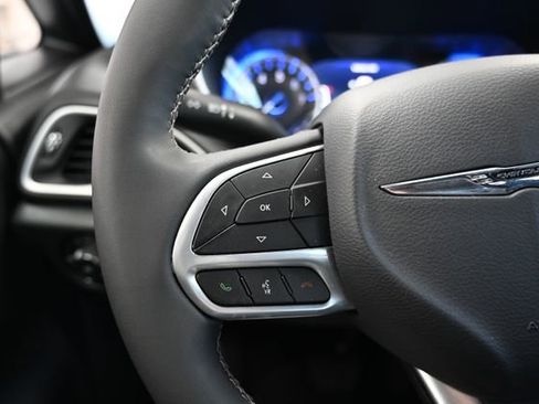 Used 2025 Chrysler Pacifica Select FWD image 25