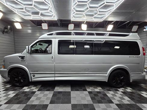 Used 2018 GMC Savana 2500 Extended w/ Enhanced Convenience Package RWD image 9
