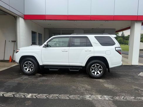 Certified 2022 Toyota 4Runner TRD Off-Road Premium AWD/4WD image 2