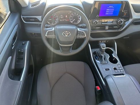 Used 2024 Toyota Highlander LE image 17