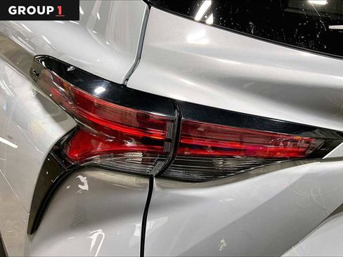 Certified 2022 Toyota Sienna XLE Woodland Edition image 29