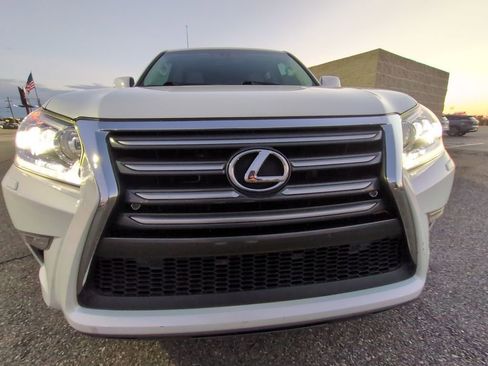 Used 2019 Lexus GX 460 image 2