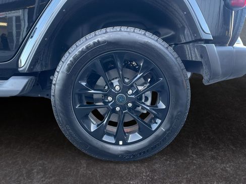 Used 2025 Jeep Wrangler Sahara image 14