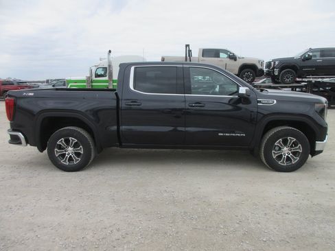New 2026 GMC Sierra 1500 SLE image 3