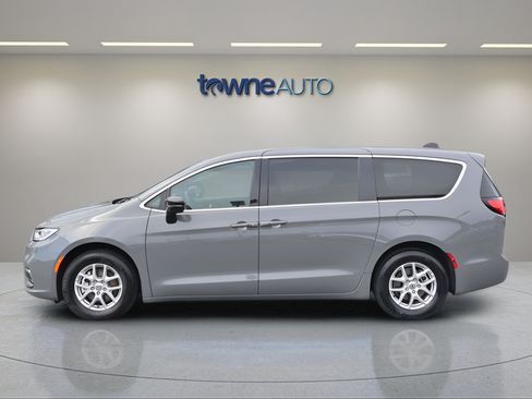 Used 2025 Chrysler Pacifica Select FWD image 2