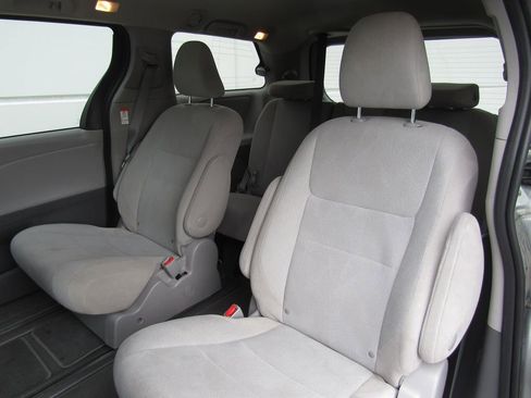 Used 2020 Toyota Sienna L FWD image 14