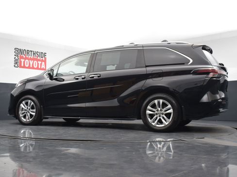 Used 2023 Toyota Sienna Limited image 35