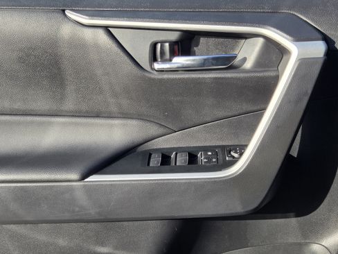 Used 2025 Toyota RAV4 XLE AWD/4WD image 21