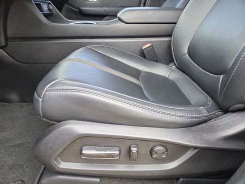 Used 2025 Honda Pilot Touring image 17