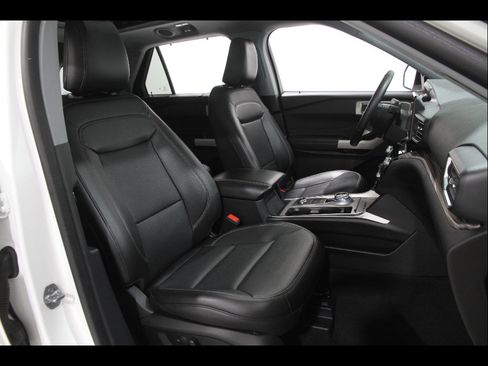 Certified 2022 Ford Explorer Limited w/ Equipment Group 301A AWD/4WD image 18