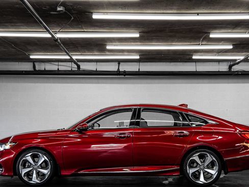 Used 2018 Honda Accord Touring image 2