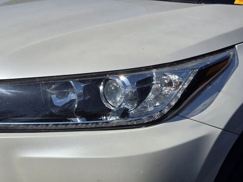 Used 2018 Toyota Highlander SE image 14