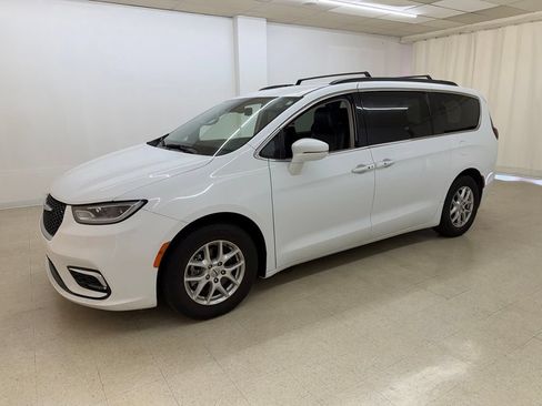Used 2022 Chrysler Pacifica Touring-L FWD image 1