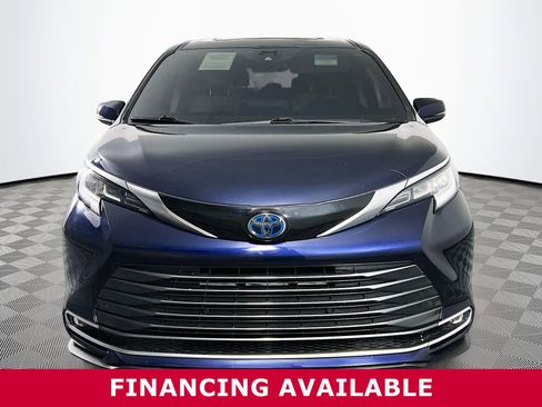 Used 2023 Toyota Sienna Limited image 31