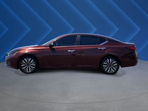 Used 2024 Nissan Altima 2.5 SV FWD image 6
