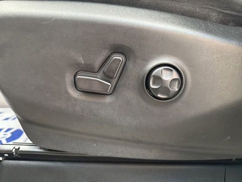 Used 2023 Chrysler Pacifica Touring-L FWD image 25