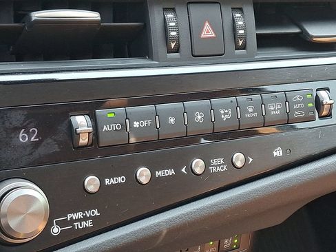 Used 2025 Lexus ES 300h w/ Premium Package FWD image 17