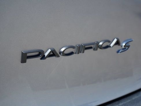 Used 2021 Chrysler Pacifica Limited w/ Uconnect Theater Family Group FWD image 13