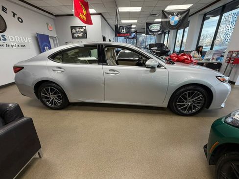 Used 2016 Lexus ES 350 w/ Luxury Package w/Wood Trim FWD image 9
