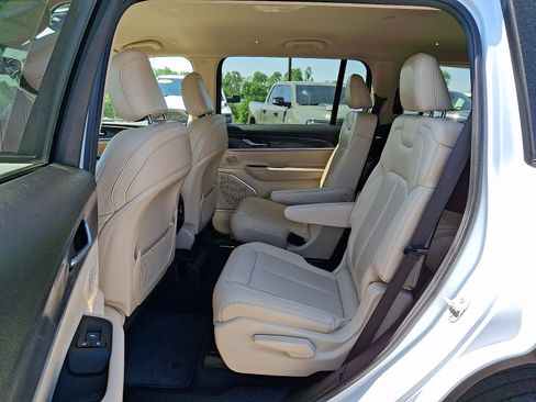 Used 2021 Jeep Grand Cherokee L Limited AWD/4WD image 12
