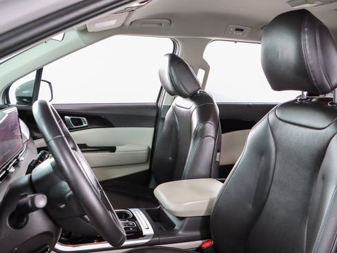 Used 2024 Kia Carnival EX FWD image 23