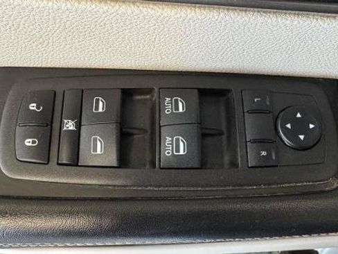 Used 2022 Chrysler Pacifica Touring-L AWD/4WD image 32
