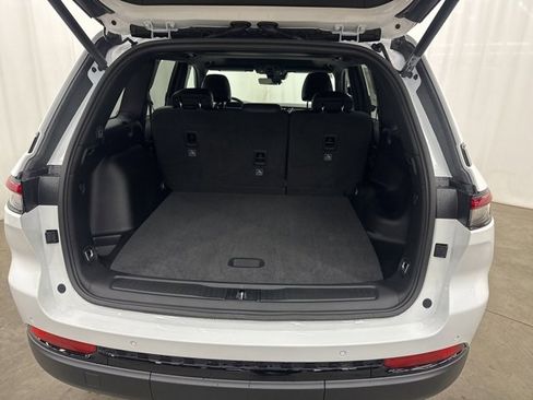 New 2025 Jeep Grand Cherokee Altitude image 19