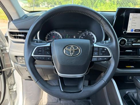 Used 2024 Toyota Highlander XLE AWD/4WD image 16